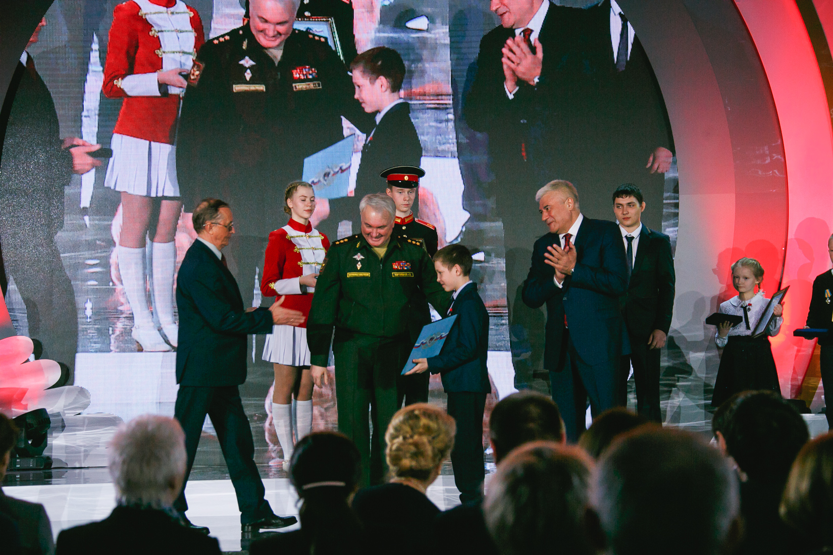 Герой дня: 11-летний школьник Сергей Савёлов спас раненого друга, протащив его два километра Герой дня: 11-летний школьник Сергей Савёлов спас раненого друга, протащив его два километра герой нашего времени,«Горячее сердце»,личности