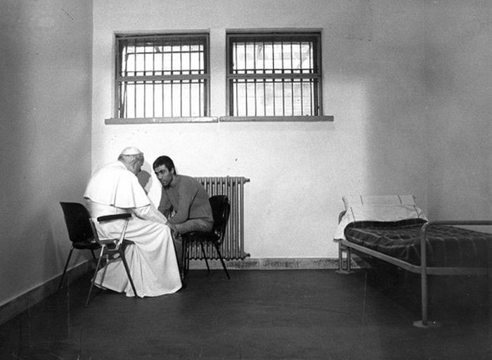 Папа Римский Иоанн Павел II и стрелявший в него турецкий террорист Мехмет Али Агджа. 1983 год было, история, фото