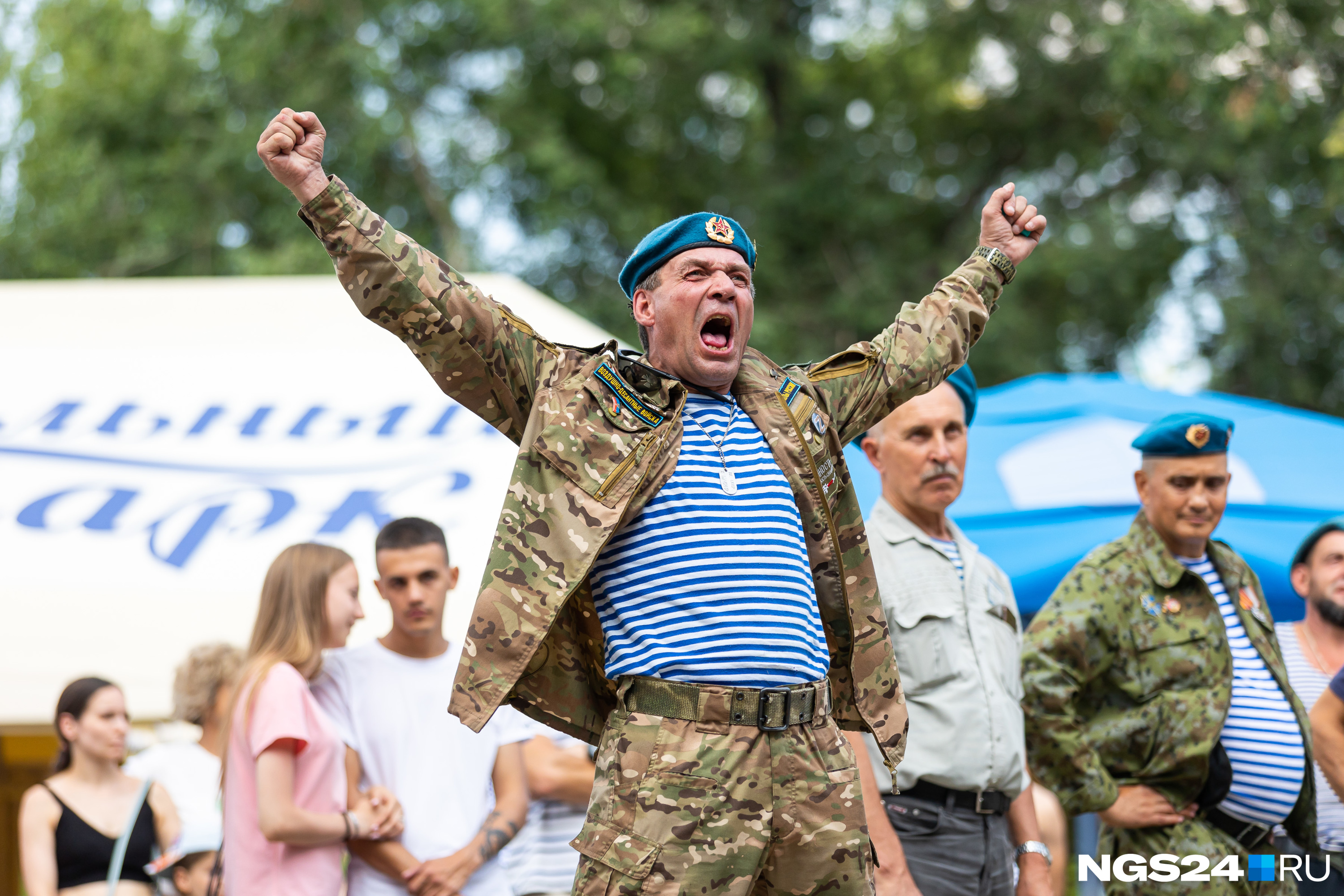 Танец вдв. День ВДВ В России. С днем ВДВ. Берет голубой. ВДВ В фонтане.