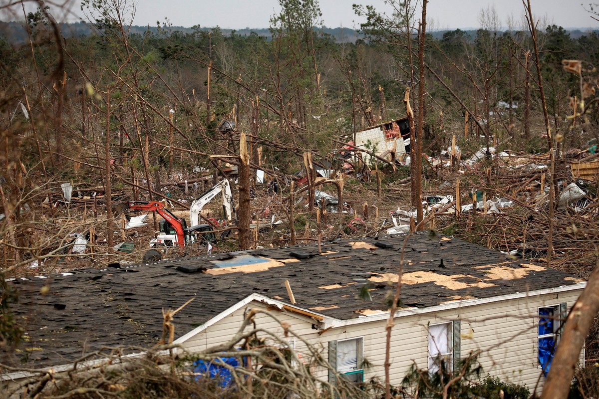Последствия смертоносного торнадо в штате Алабама катастрофы