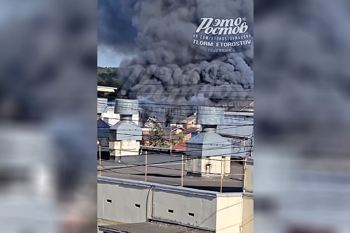 В МЧС сообщили, что угрозы распространения огня с горящего склада в Ростове нет