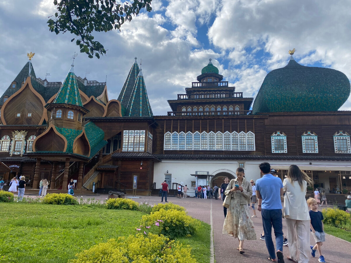 Дворец царя Алексея Михайловича находится около метро Каширская