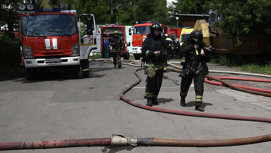 ГУ МЧС: пожарные потушили возгорание на площади 200 кв. м. на складе во Владивостоке