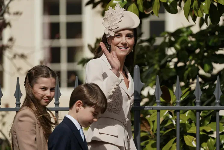 Кейт Миддлтон и принц Уильям с тремя детьми посетили пасхальную службу принцем, Миддлтон, Уильям, принц, принцесса, больше, службе, пасхальной, Шарлоттой, принцессой, Эндрю, вместе, семьи, Беатрис, избегать, держать, кузинами, фотографий, расстоянии, совместных