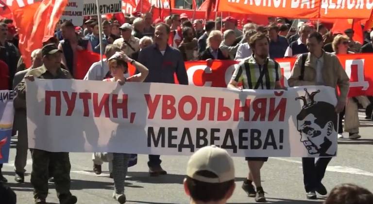 Не время для правительства Медведева: версии причин отставки россия