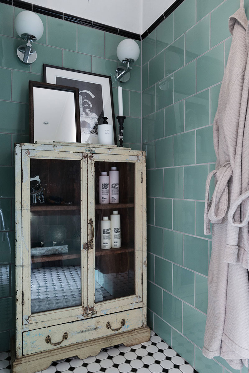 Скандинавия, которая удивляет: необычная однокомнатная квартира в Стокгольме Скандинавия, которая удивляет: необычная однокомнатная квартира в Стокгольме арт-деко,дизайн,интерьер,квартира,малометражка,Скандинавский стиль,стеклянная перегородка,темные тона