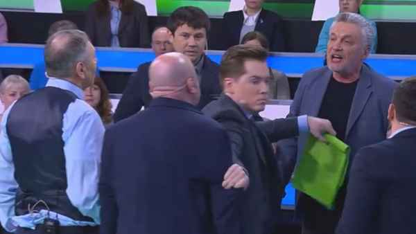 В эфире НТВ устроили драку после фашистского приветствия