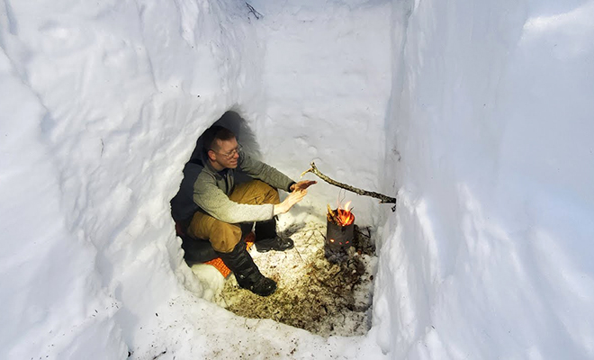 Охотник выкопал убежище под тремя метрами снега и попробовал там заночевать: видео