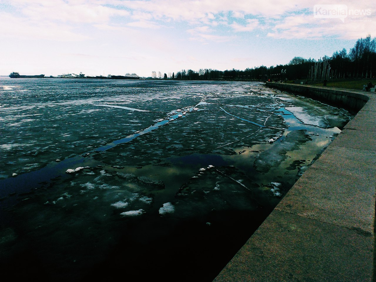 Онежское озеро сточное. Онежское озеро загрязнено. Навигация Онежское озеро. Льдины на Онежском озере. Онежское озеро мелиоративные воды.