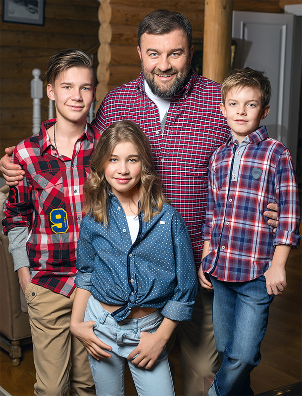 Михаил Пореченков с сыновьями Михаилом и Петром и дочкой Марией