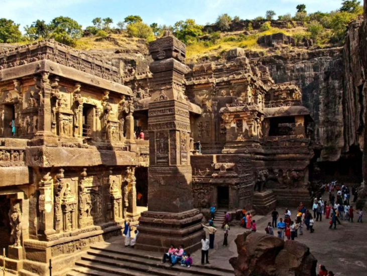 Необыкновенное архитектурное сооружение храм Кайласанатха (Кайласа), что в переводе означает "Владыка Кайлысы", был построен в 700-1000 годах нашей эры.-3