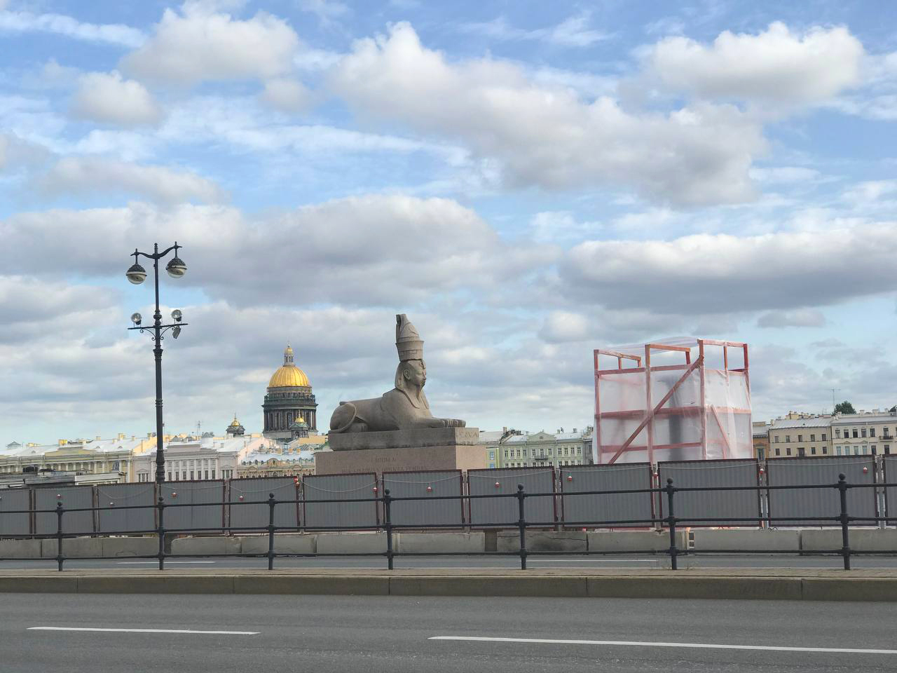 Сфинкс на фоне Исаакиевского собора, к сожалению, тоже в лесах