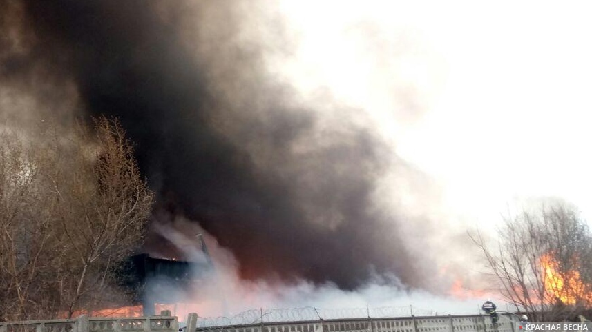 В Азове возгорание покрышек перекинулось на склад