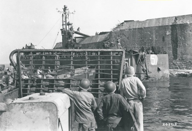 Непотопляемый «бетонный линкор», который японцы не сумели уничтожить с помощью 3 тысяч авиабомб Непотопляемый «бетонный линкор», который японцы не сумели уничтожить с помощью 3 тысяч авиабомб война,история,корабли,технологии