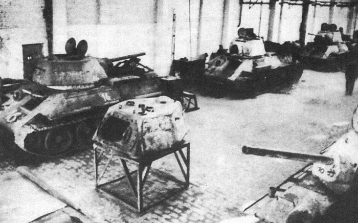 Трофейные танки Т-34 во время ремонта в Харькове, весна 1943 года. /Фото: topwar.ru