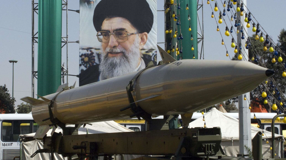 Исламская Республика Иран изменит свою позицию относительно ядерного оружия и займётся её разработкой в случае, если для государства появится экзистенциальная угроза.