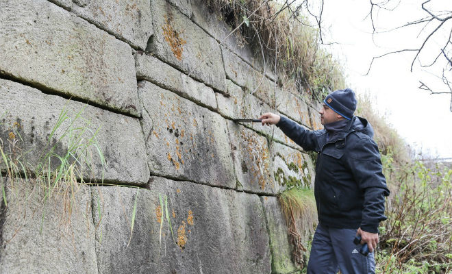 Стена в тайге: кто построил каменный вал из гигантских ровных блоков