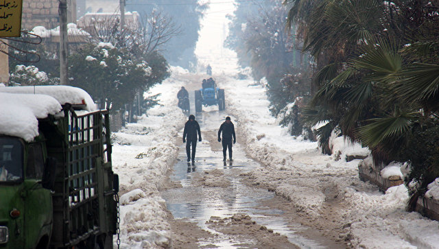 Сирийцы гуляют по заснеженной провинции Мааррет-эн-Нууман