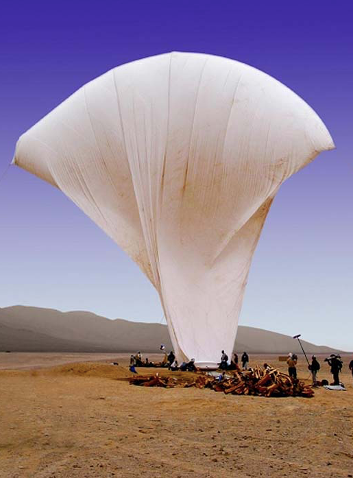 Создание экспериментального аэростата в пустыне Наска. Фото взято с сайта: https://lah.ru/naska-gigantskie-risunki-na-polyah/