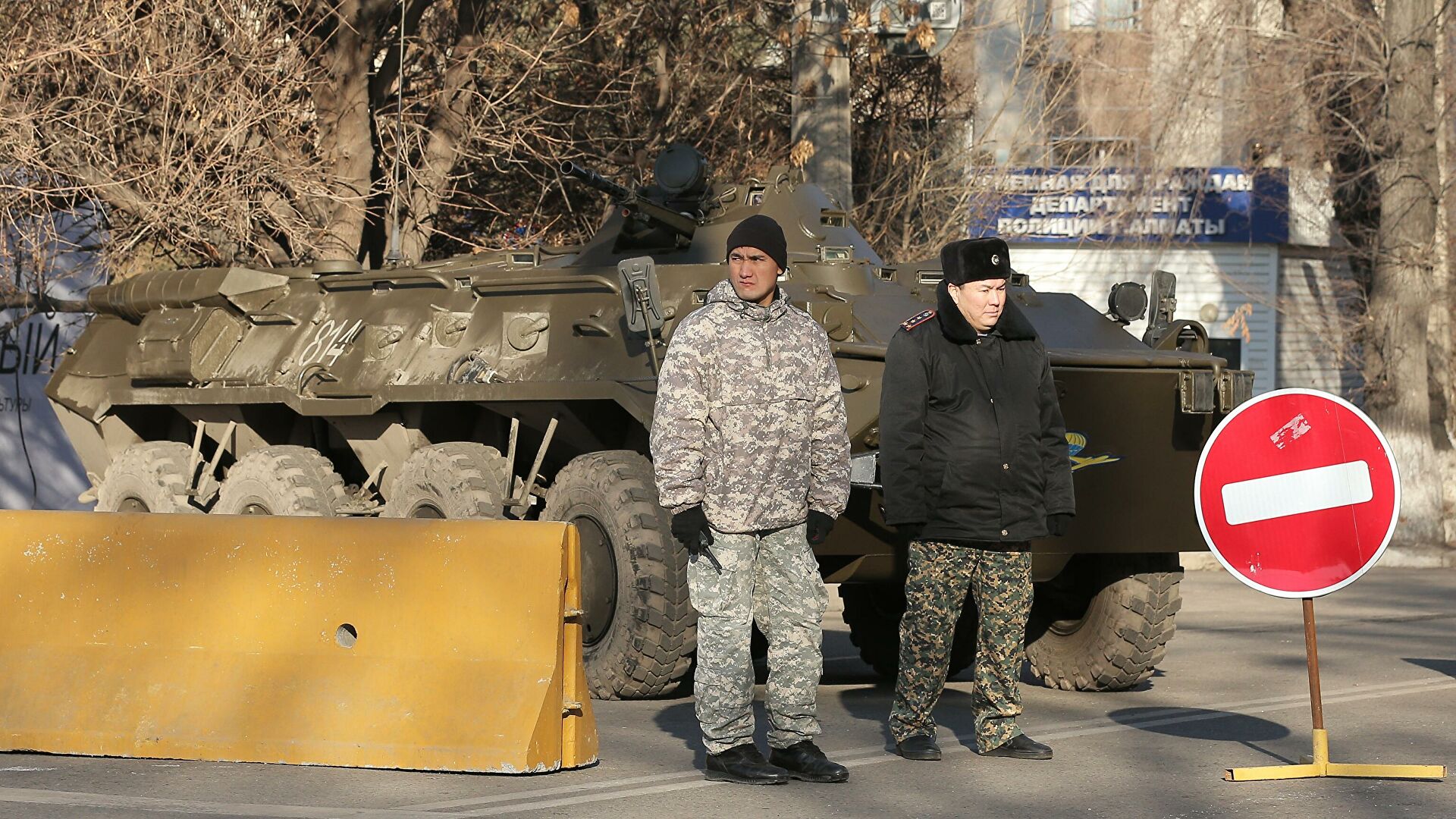 Военнослужащие воздушно-десантных войск охраняют Департамент полиции в Алма-Ате - РИА Новости, 1920, 18.01.2022