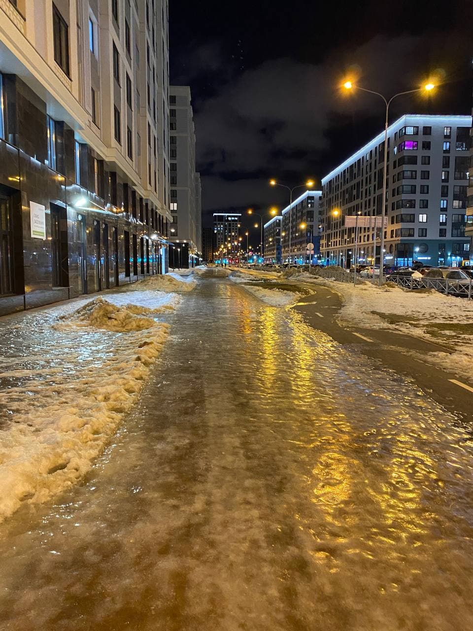 Петербуржец рассказал, как катался на коньках по обледенелому тротуару. Это помогло: соседние улицы посыпали песком