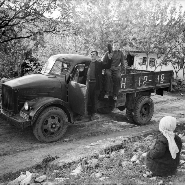 Архив сельского фотографа  СССР : в заброшенном доме нашли тысячи снимков 1950-70-х годов Галушка, будни, чемодан, Рошиетичь, фотографалюбителя, Кушнир, чердаке, советского, племянник, обладателем, объезжал, фотоаппарата, «Любитель», вернувшийся, велосипеде, соседние, армии, колхозе, научил, Фотографировать