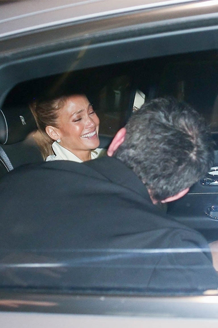 Папарацци засняли Дженнифер Лопес на свидании с Беном Аффлеком Папарацци засняли Дженнифер Лопес на свидании с Беном Аффлеком Звездные пары