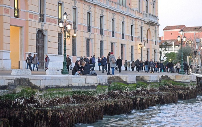 Из-за аномальных отливов туристы лишены прогулок по венецианским каналам.