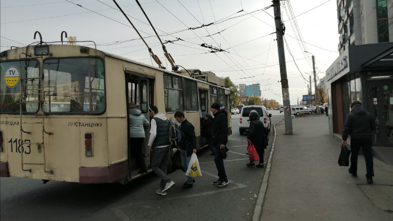 В Челябинске пять троллейбусных маршрутов пустят в объезд остановок на Алом поле