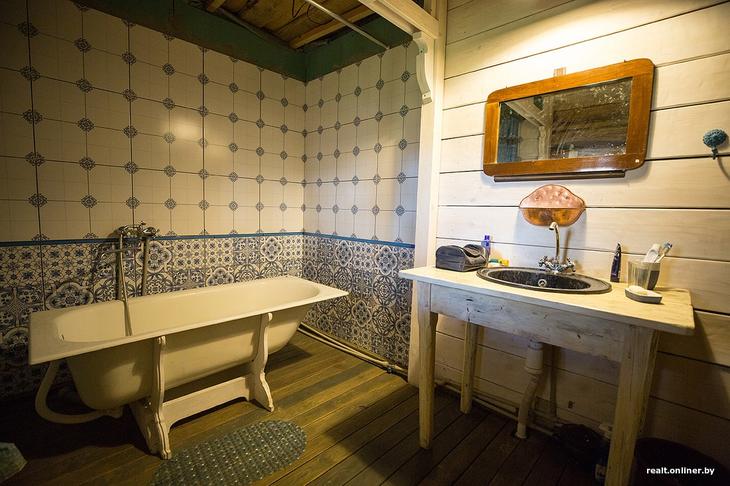 «Вложил сюда все свои сбережения». Как один человек возрождает деревню на Голубых озерах 