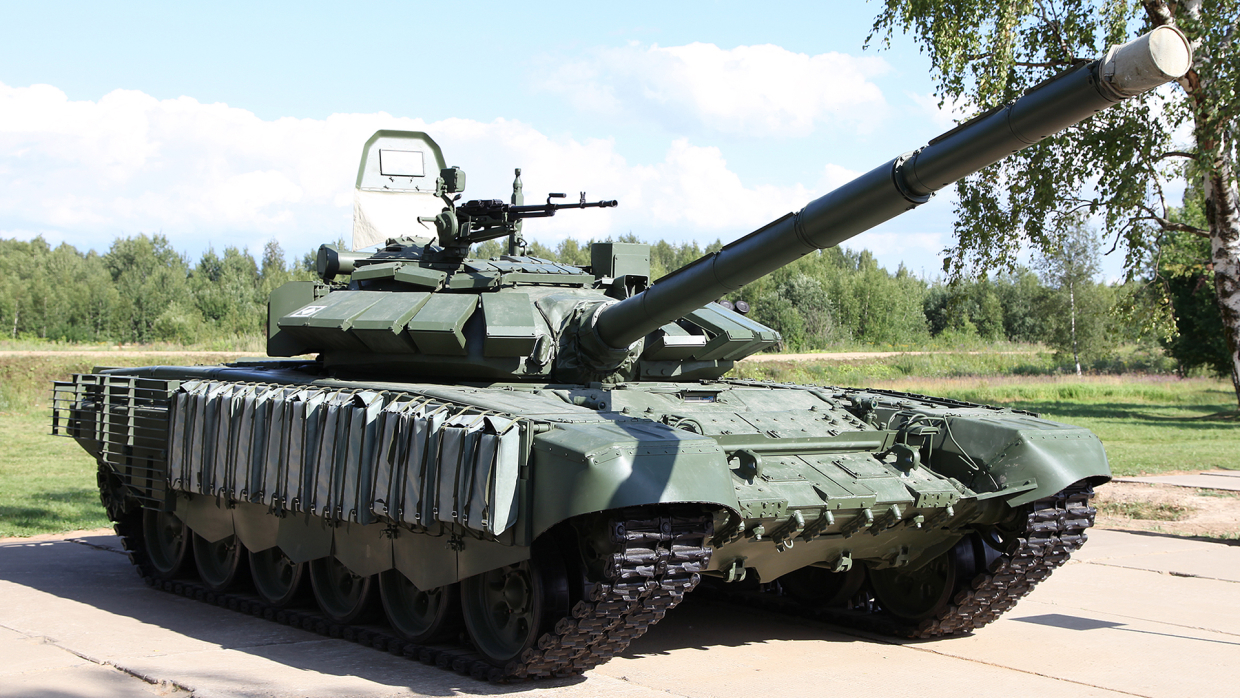 Украинских патриотов возмутили селфи крымчанок на фоне танков в Крыму