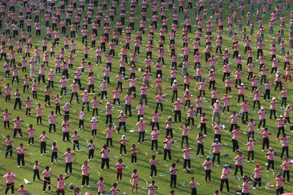 12 февраля 5 000 таиландцев одновременно начали крутить хула-хуп для продвижения здорового образа жизни, чтобы войти в книгу рекордов Гиннеса