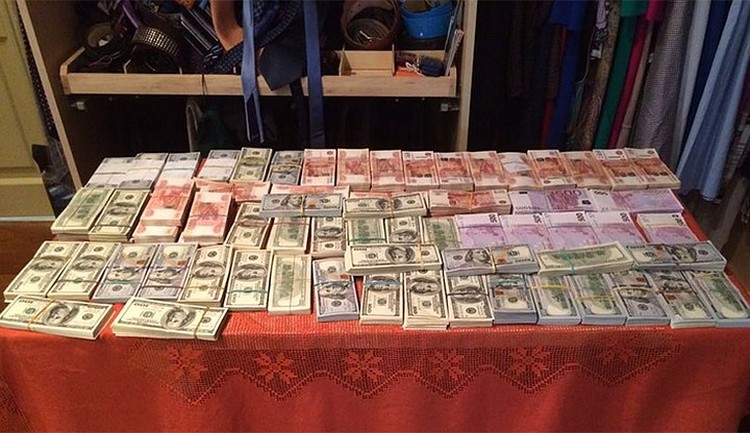 Маньяки накопительства: кадры обысков у российских коррупционеров указывают на их серьезные психологические проблемы 