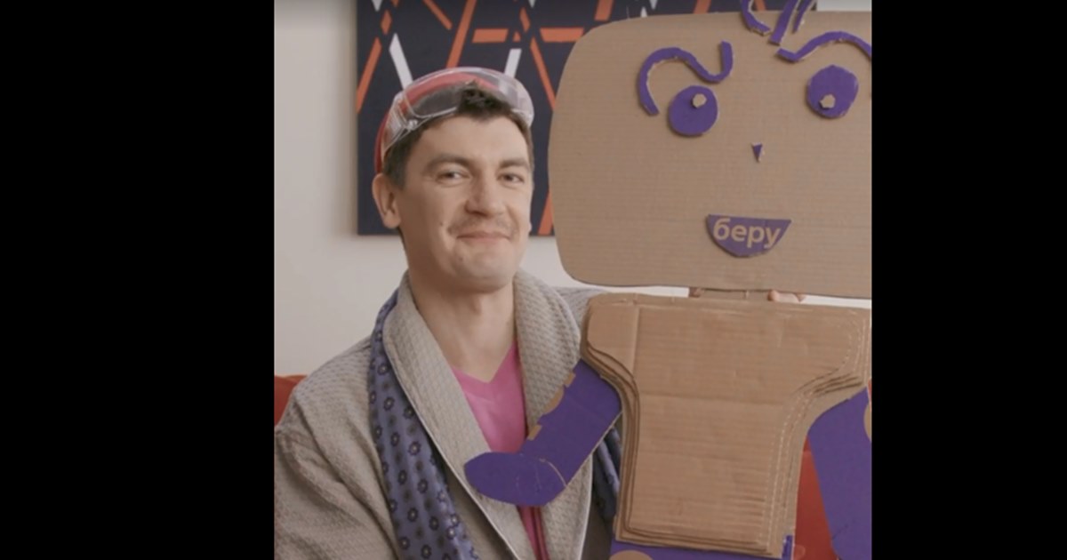 фото с картонной фигурой. картонный чувак. Caroline danbo. друзья с картонной копией друга. картонный болельщик из мексики.