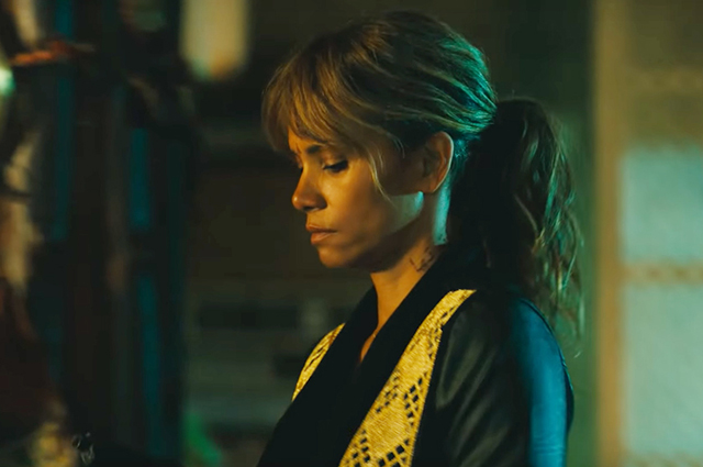 Киану Ривз и Холли Берри в трейлере фильма Киану Ривз и Холли Берри в трейлере фильма