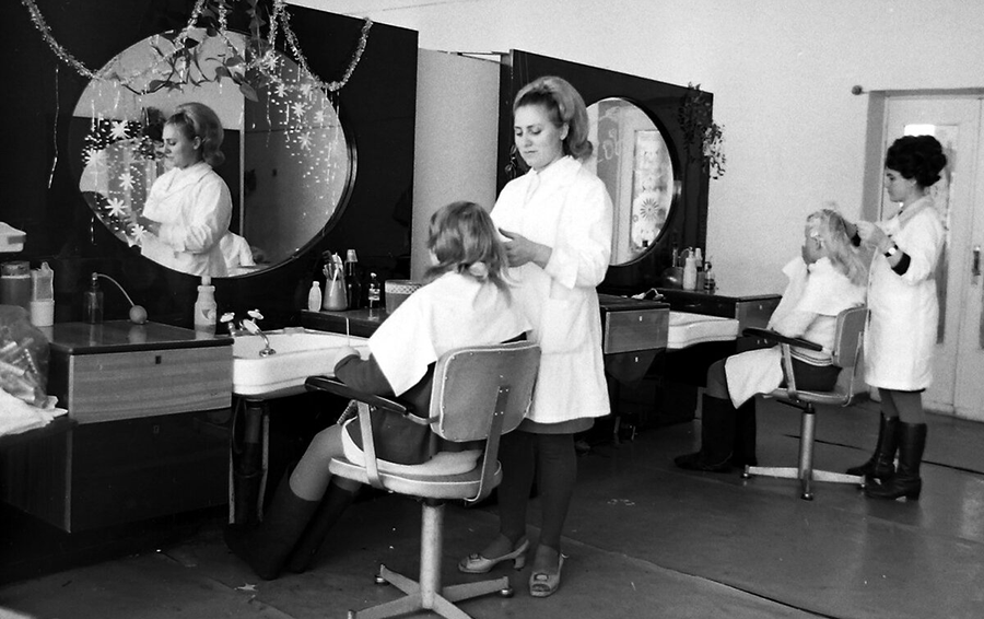 Красота за копейки: как в СССР женщины наводили лоск в салонах красоты?