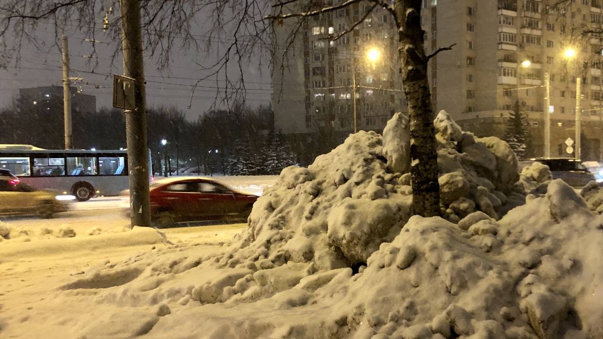 Коммунальщики закидывают зеленые насаждения грязной кашей из снега и соли