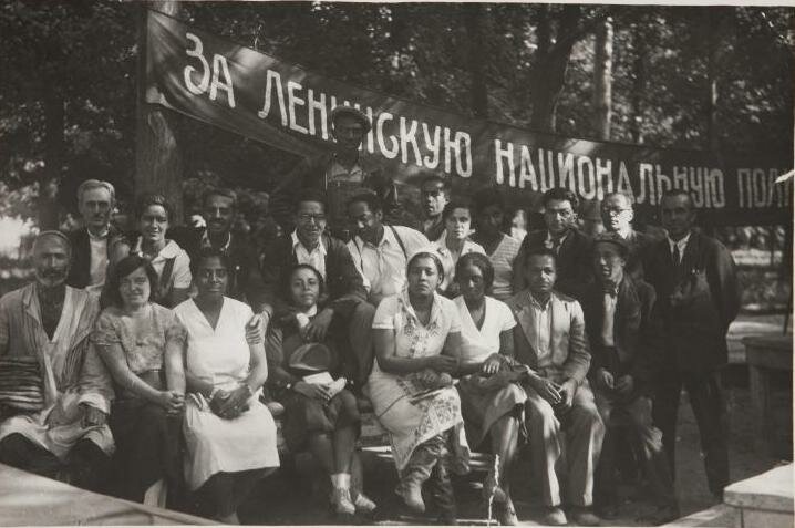 Съемочная группа во время экспедиции в советский Туркестану, где планировалось снимать фильм. 1932 год 