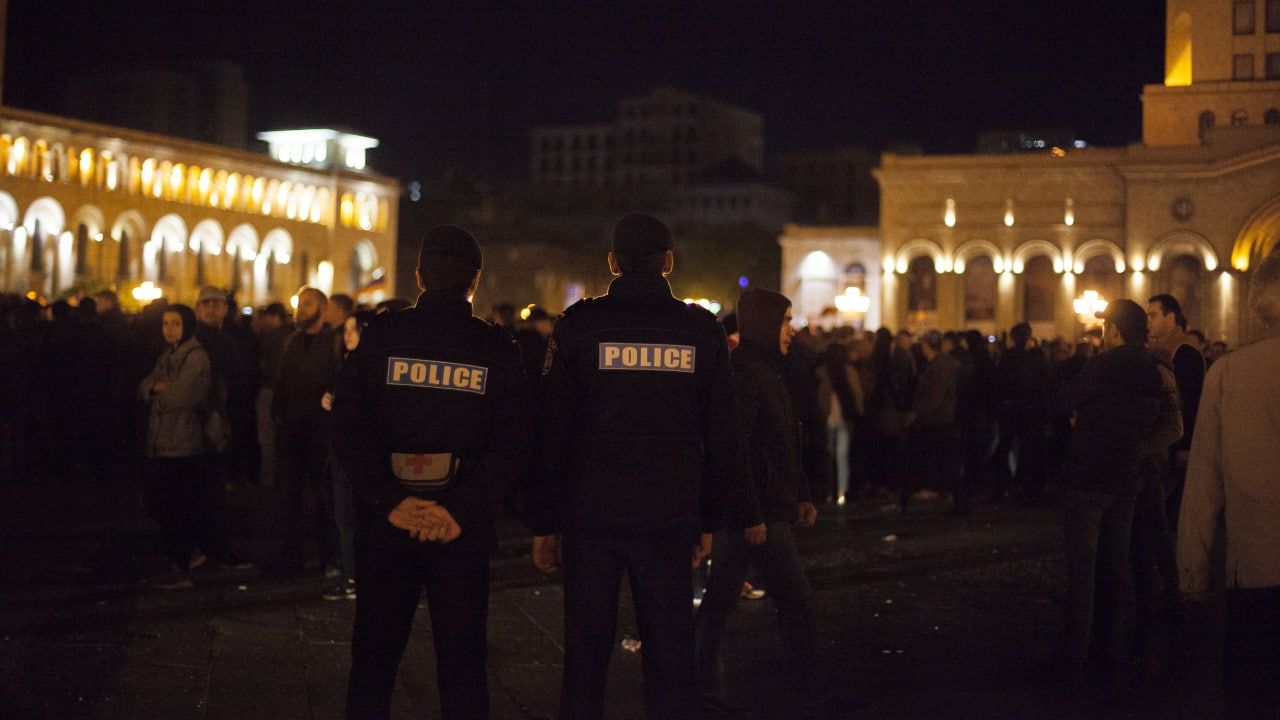 Вооруженные люди ворвались в полицию в ереване. Полиция Армении. Ереван столкновения. Полиция разогнала акцию протеста. Протесты в Армении.