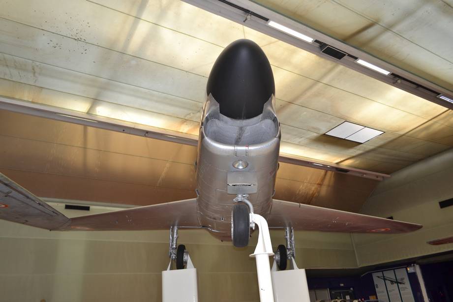 Вид спереди на самолет F-86K «Сейбр». На этом кадре кроме «главного украшения» самолета, обтекателя сканирующей РЛС AN/APG-36, интерес представляет предкрылок