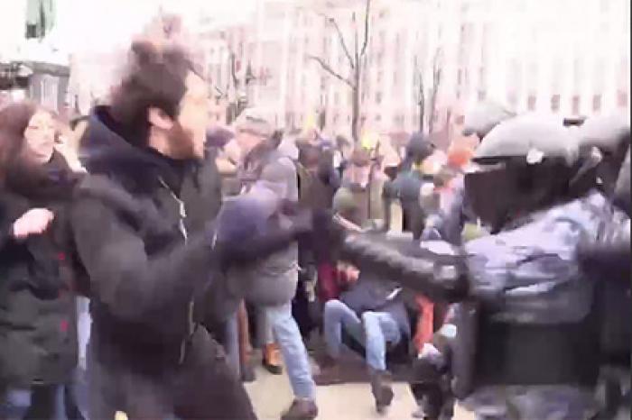 Народ в нападения. Чеченцы дерутся с полицией.
