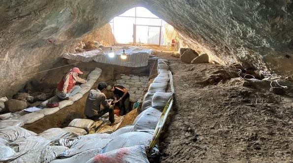 Археологические работы в пещере Каль-э-Корд (Иран). Изображение взято с сайта: https://media.tehrantimes.com/d/t/2022/08/16/4/4250552.jpg?ts=1660648543862