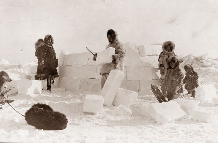 Семья строит иглу из ледяных блоков, 1924 г.