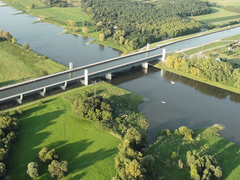 Высоко канальной. Магдебургский Водный мост в Германии. Река над рекой Магдебургский Водный мост Германия. Мост акведук Германия. Акведук Магдебург.