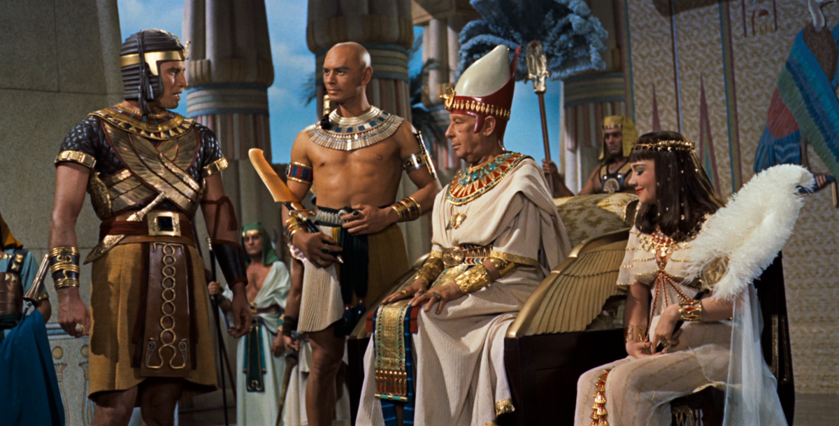 На изображении можно увидеть красный «дешрет» правителей Нижнего Египта и белый «хеджет» правителей Верхнего Египта, которая называется "пшент"