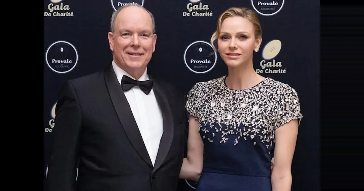 Княгиня Монако Шарлен вышла в свет в вечернем платье вместе с мужем, князем Альбером II