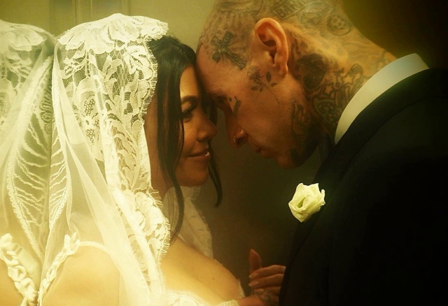 Кортни Кардашьян и Трэвис Баркер поделились новыми фото со свадьбы. Бывшая жена музыканта выставила на аукцион обручальное кольцо