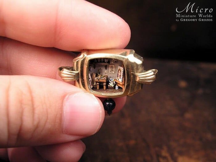 Греческий мастер создает миниатюрные миры внутри часов 