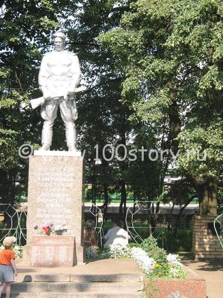 Парад  перед  электричкой