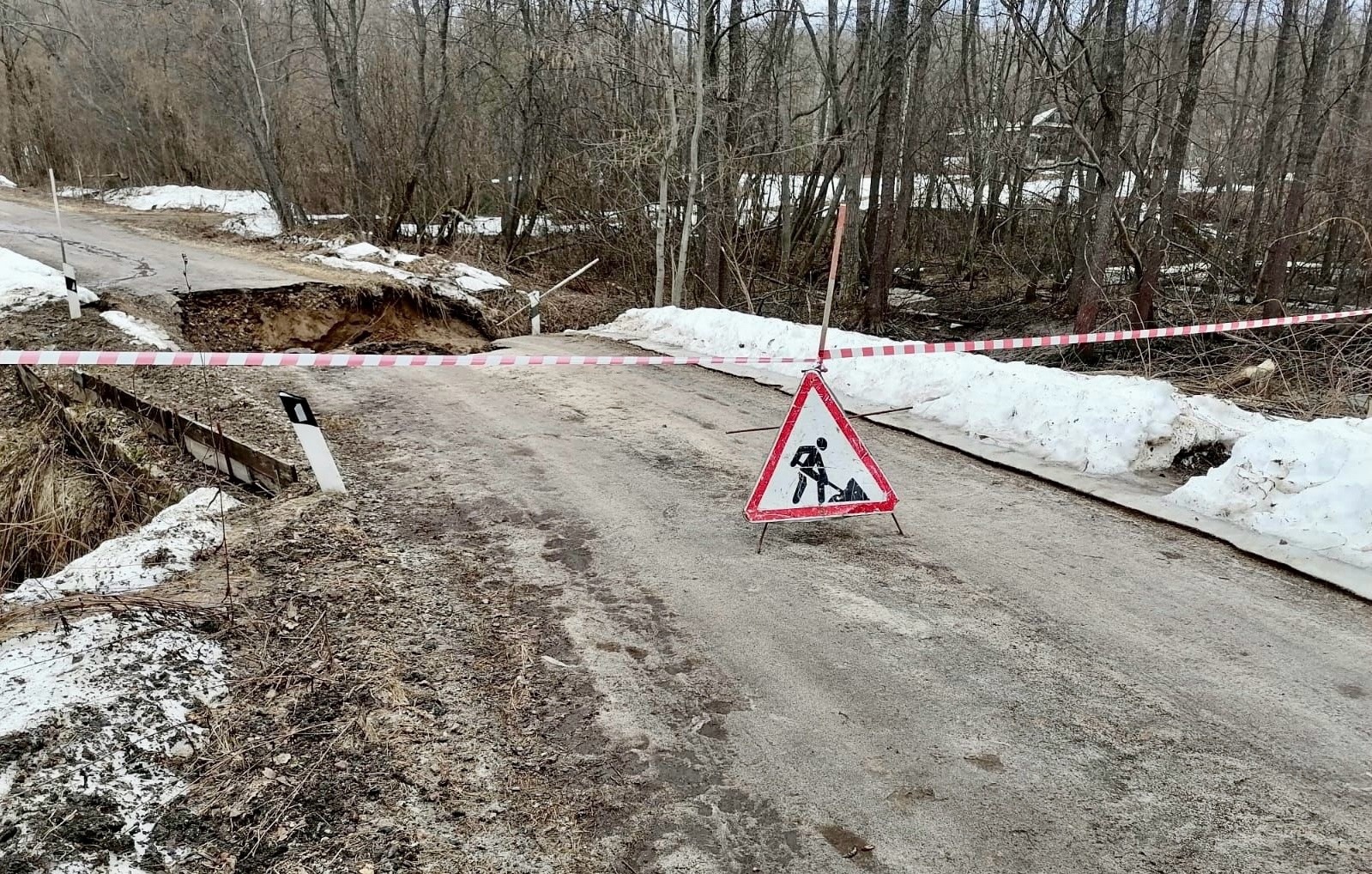 Это провал: талые воды размыли дорогу в Южском районе Ивановской области